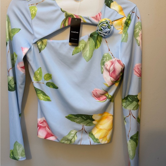 Bebe Cut Out Flower Long Sleeve Top Size Small NWT - Picture 2 of 5